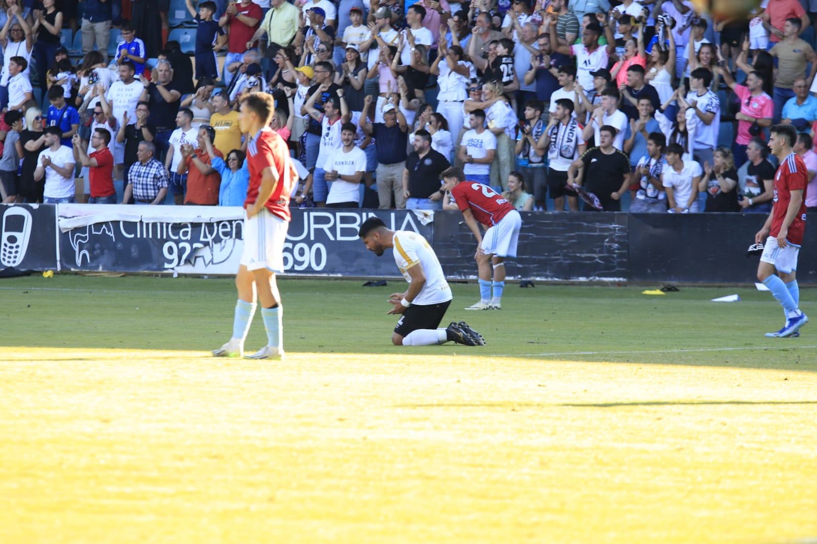 Celebración en el estadio del ascenso del Salamanca UDS a Segunda RFEF