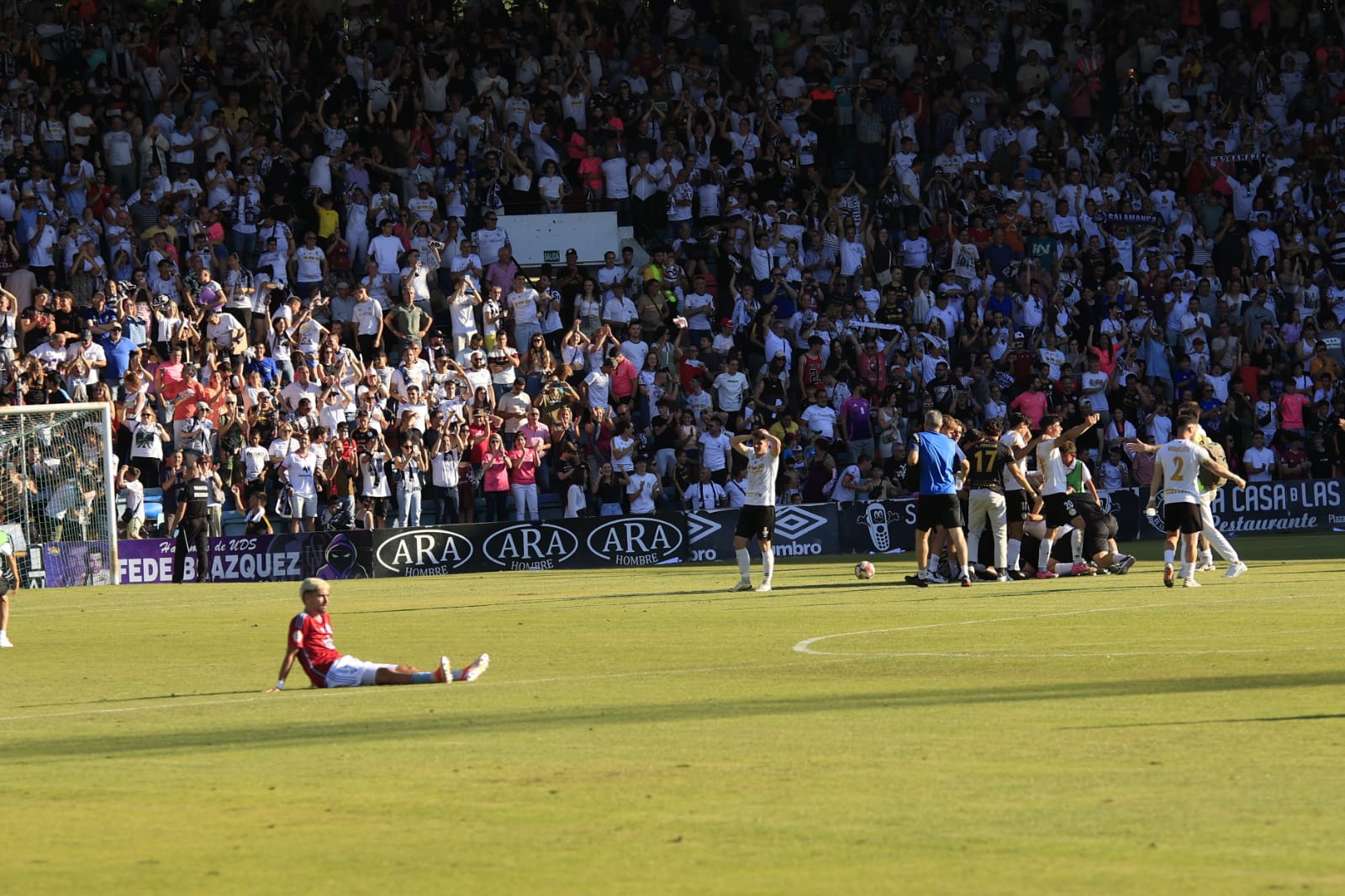 Celebración en el estadio del ascenso del Salamanca UDS a Segunda RFEF