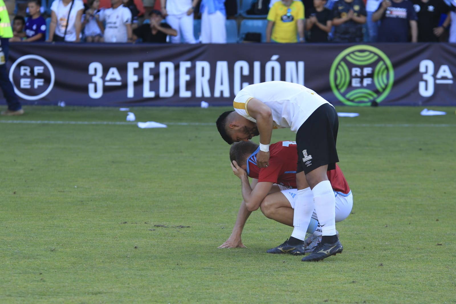 Celebración en el estadio del ascenso del Salamanca UDS a Segunda RFEF