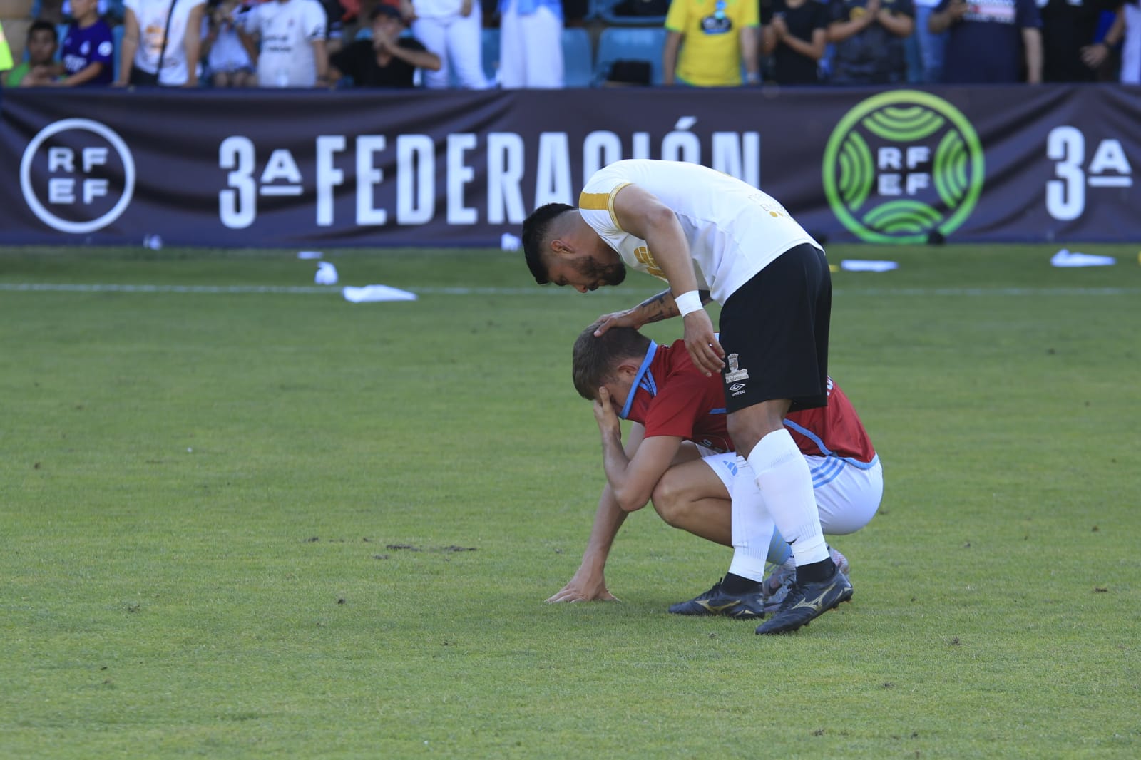 Celebración en el estadio del ascenso del Salamanca UDS a Segunda RFEF