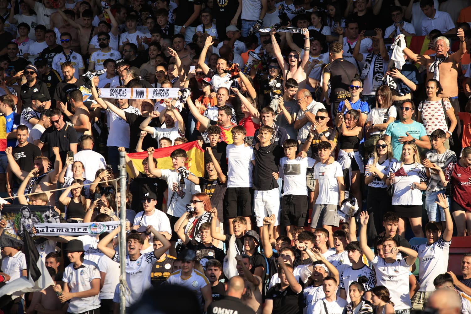 Celebración en el estadio del ascenso del Salamanca UDS a Segunda RFEF