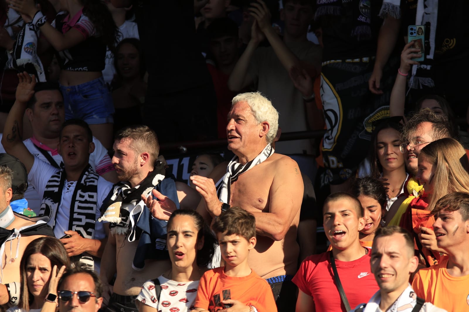 Celebración en el estadio del ascenso del Salamanca UDS a Segunda RFEF