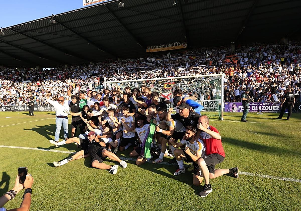 Celebración en el estadio del ascenso del Salamanca UDS a Segunda RFEF
