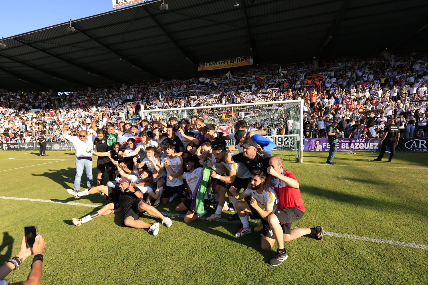 Celebración en el estadio del ascenso del Salamanca UDS a Segunda RFEF