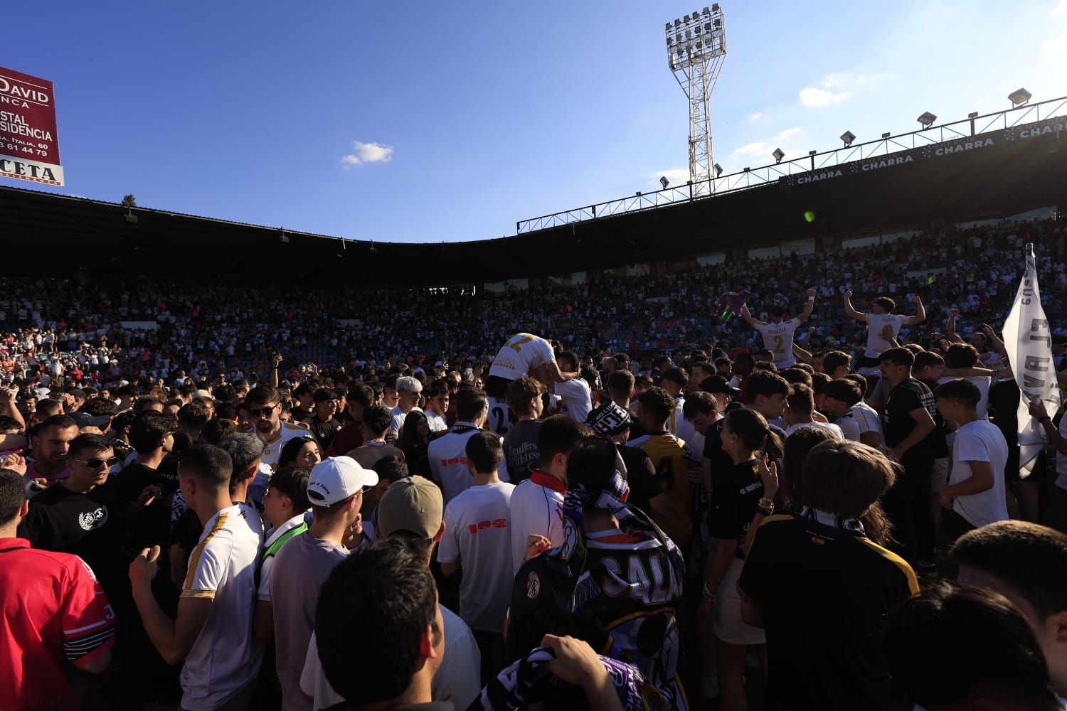 Celebración en el estadio del ascenso del Salamanca UDS a Segunda RFEF