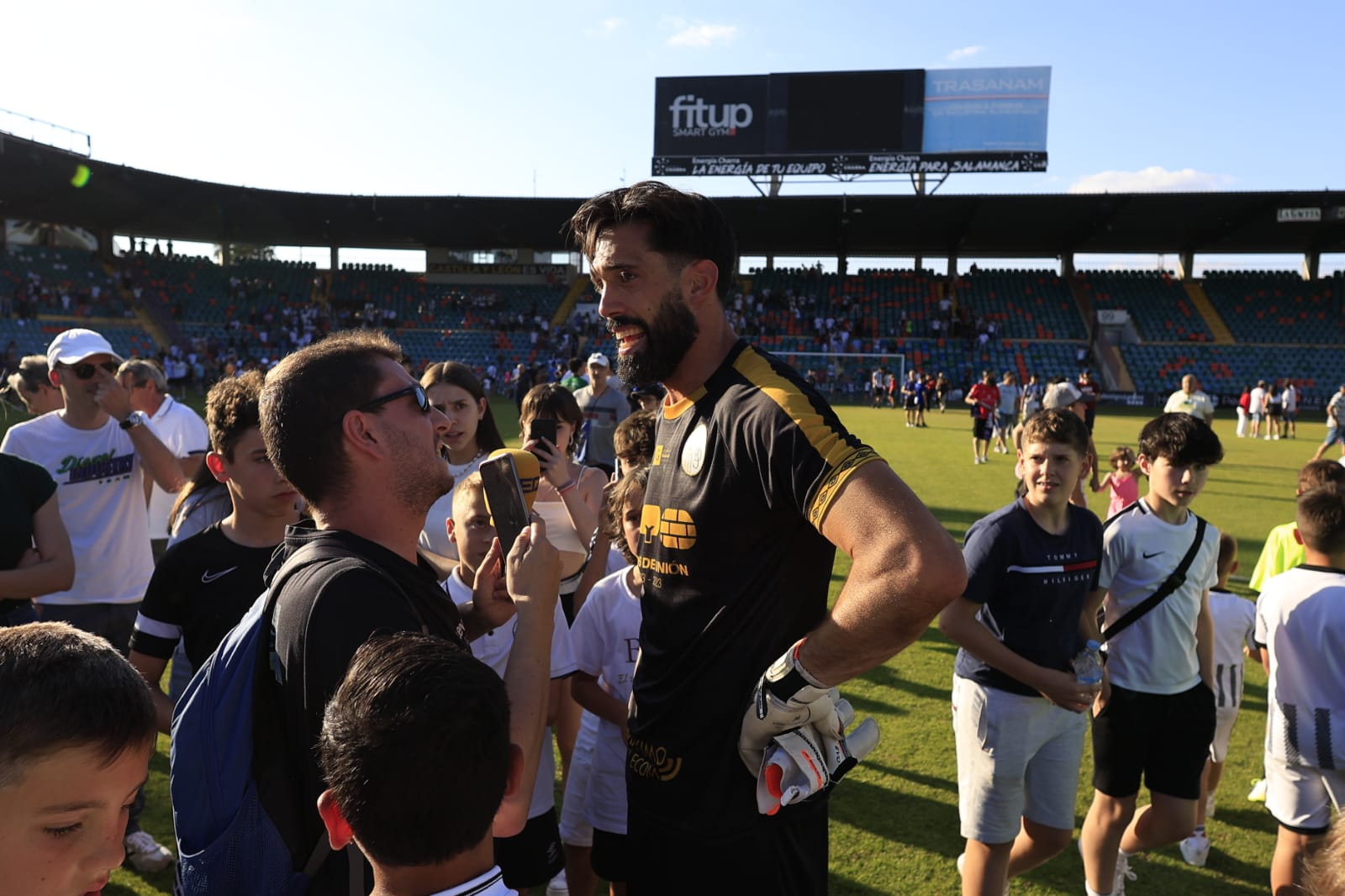 Celebración en el estadio del ascenso del Salamanca UDS a Segunda RFEF