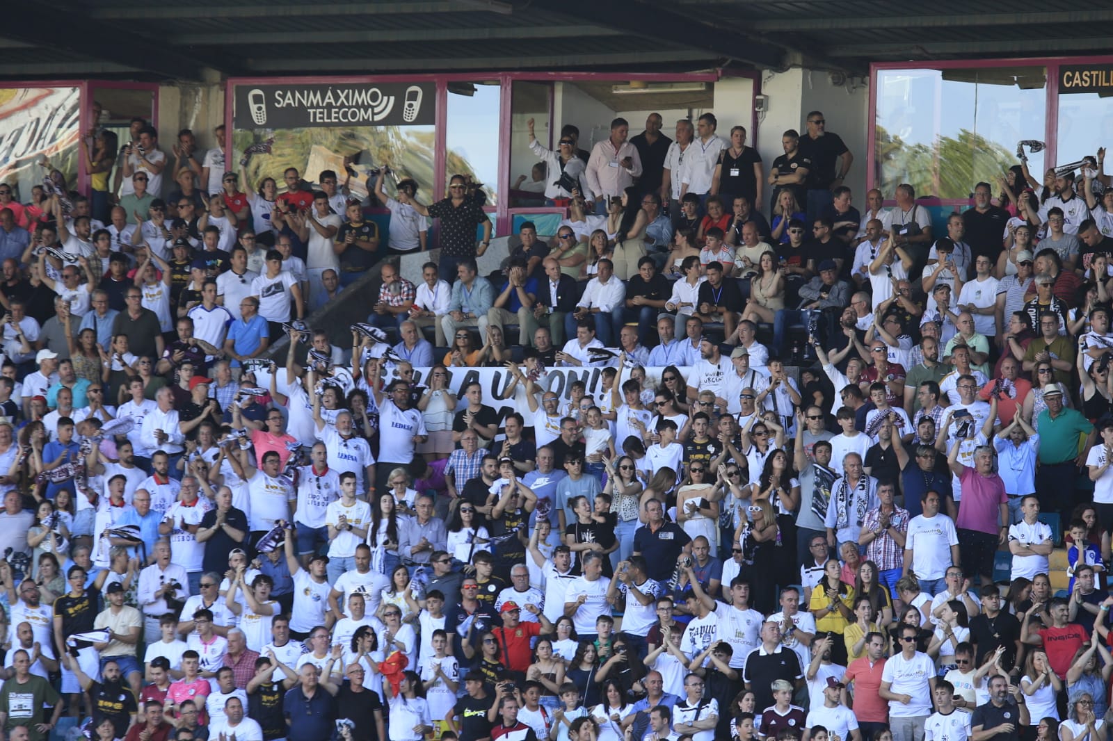 Celebración en el estadio del ascenso del Salamanca UDS a Segunda RFEF