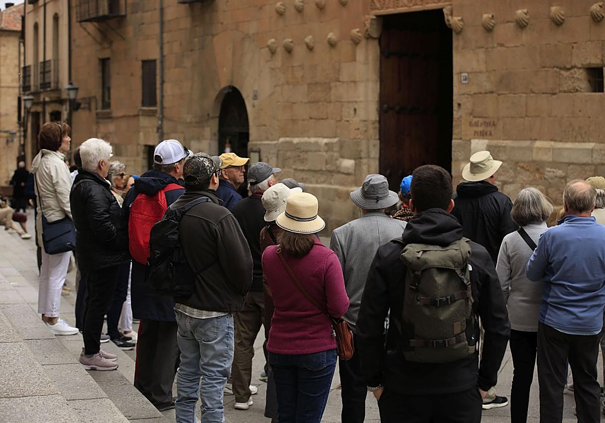 Un grupo de turistas en la calle Compañía de Salamanca.