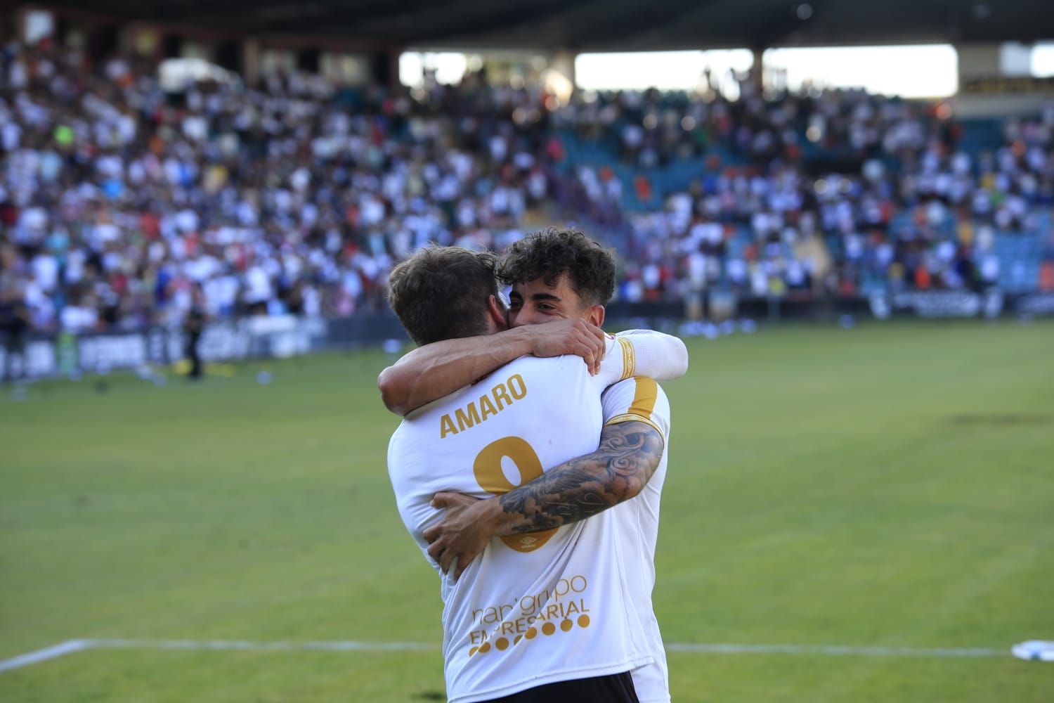 Solo ellos saben lo que vivieron el año pasado y solo ellos saben lo que ha costado llegar hasta el pitido final que significa el ascenso. Solo ellos saben lo que sintieron en ese abrazo.