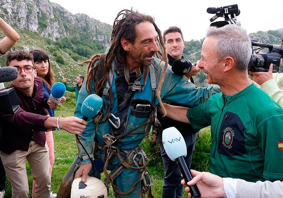 Alfonso Urrutia, espeleologo salmantino, atiende a los medios a su salida de la cueva en Cantabria.