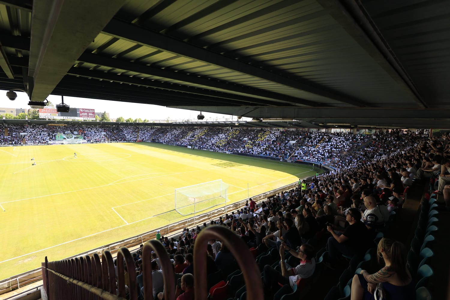 El Helmántico presentó una imagen añorada por muchos. Un casi al completo para un partido de ascenso a Segunda RFEF. Una afición que quiere ver a su equipo por encima.