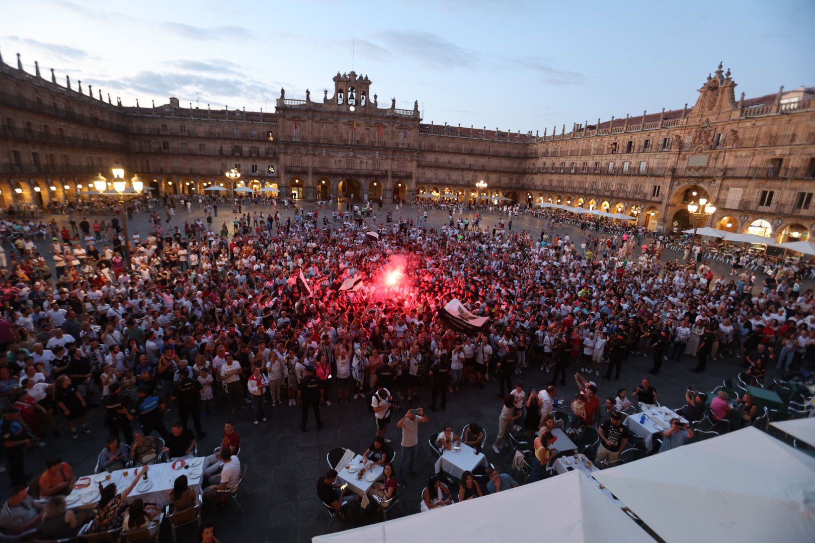El equipo disfrutó de una cena en la Plaza Mayor y la afición les acompañó desde fuera. Miles de personas acudieron a la llamada.