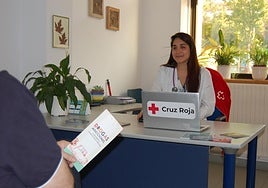 Una profesional de Cruz Roja en el CAD