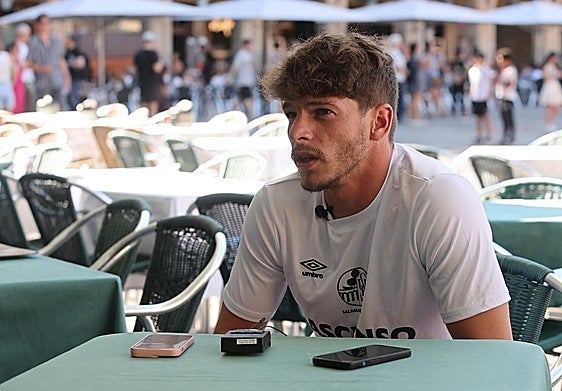Antonio Amaro, entrevistado en la Plaza Mayor de Salamanca.