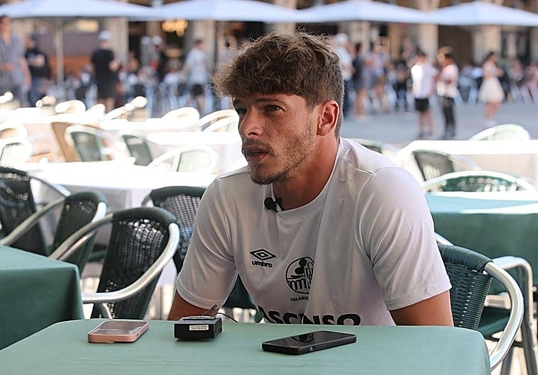 Antonio Amaro, entrevistado en la Plaza Mayor de Salamanca.