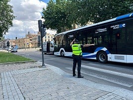 La Policía regula el tráfico del Paseo Rector Esperabé.