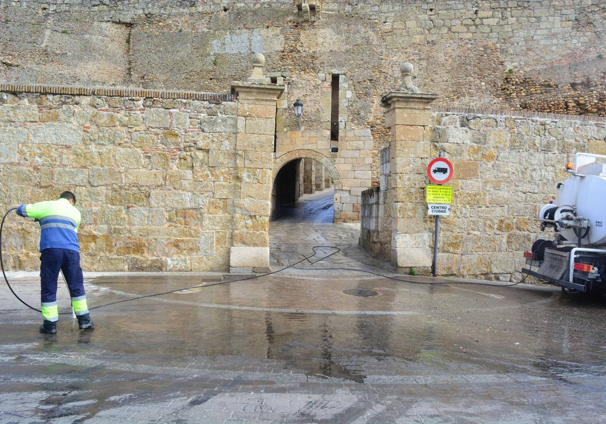 Imagen de archivo de un empleado del servicio de limpieza de Ciudad Rodrigo.