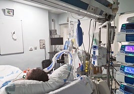 Una persona en un UCI del hospital de Salamanca.
