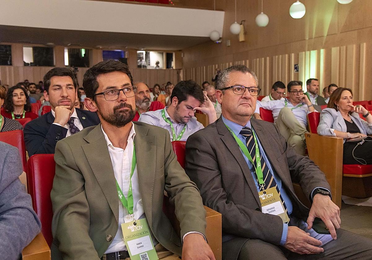 El consejero, derecha, en la clausura del congreso.