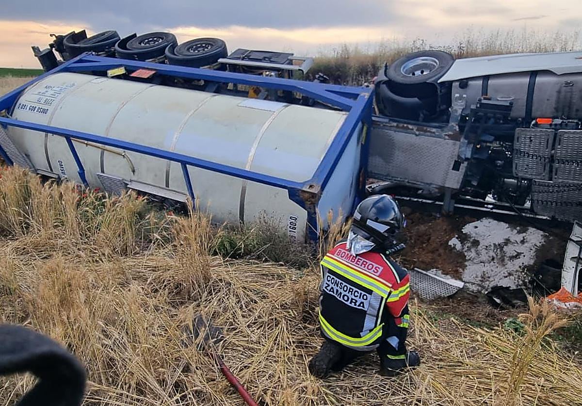 El camión volcado iba cargado con nitrato de amonio, un fertilizante que se usa también en algunos explosivos.