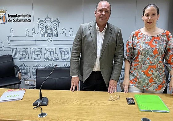 Ignacio Rivas, portavoz del grupo municipal de Vox en el ayuntamiento de Salamanca, junto a Laura Magdalena Miguel, concejala del mismo grupo municipal