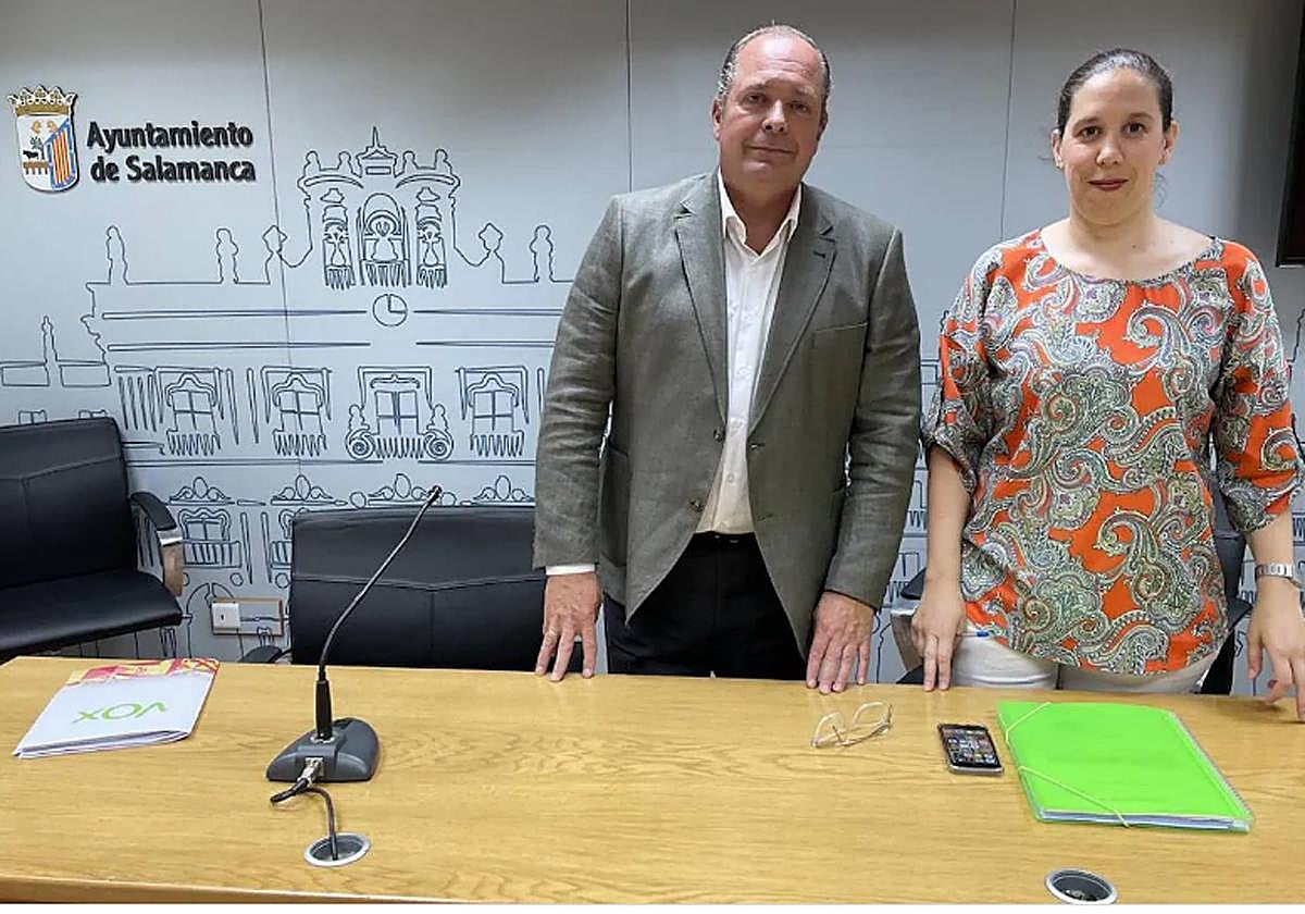 Ignacio Rivas, portavoz del grupo municipal de Vox en el ayuntamiento de Salamanca, junto a Laura Magdalena Miguel, concejala del mismo grupo municipal