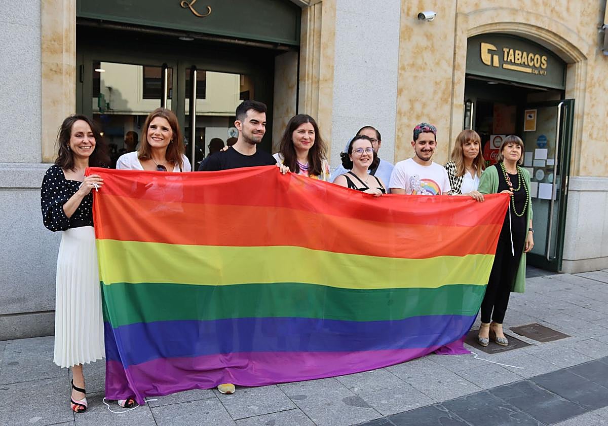Representantes de la asociación Iguales y del Ayuntamiento, con la bandera LGTBIQ+, ante el Liceo.