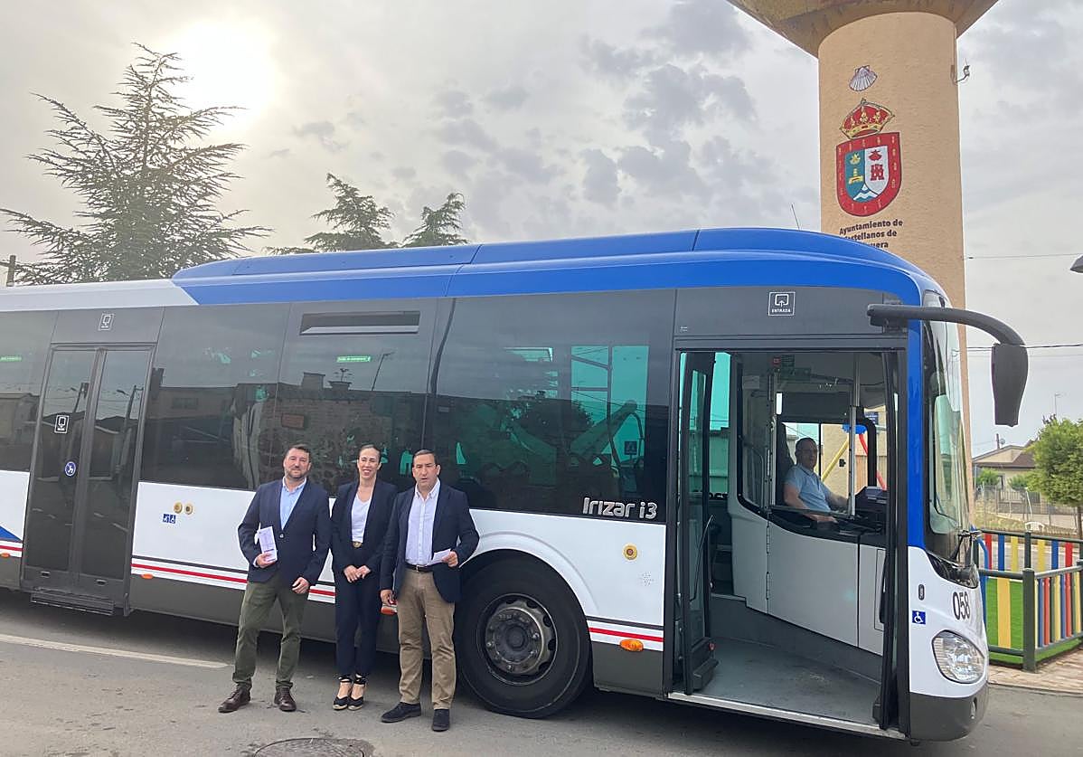 Presentación del nuevo servicio que une Castellanos de Villiquera con la capital salmantina.
