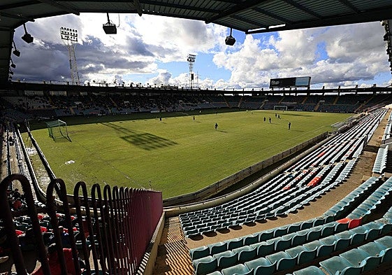Interior del estadio Helmántico, antiguo campo de la UD Salamanca.