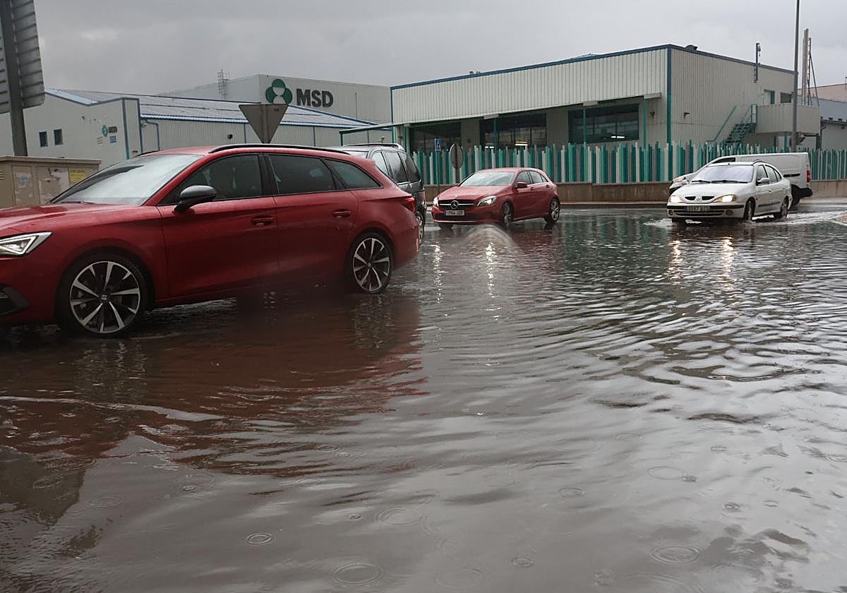 Balsa de agua tras las lluvias de este viernes en Salamanca.