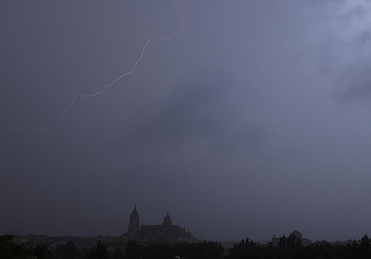 La tormenta y uno de sus rayos, sobre las catedrales.