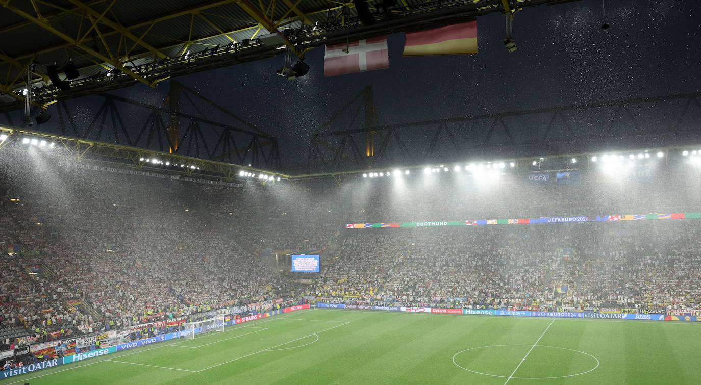 La ducha gigante del Alemania-Dinamarca, en imágenes