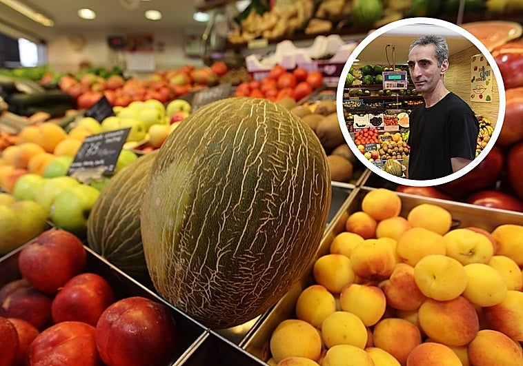 Expositor de fruta, en el círculo, Miguel de Frutería Cándido González.