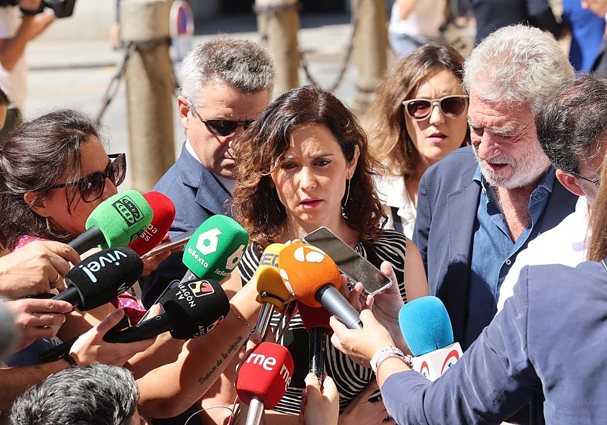 Isabel Díaz Ayuso con la prensa en Salamanca