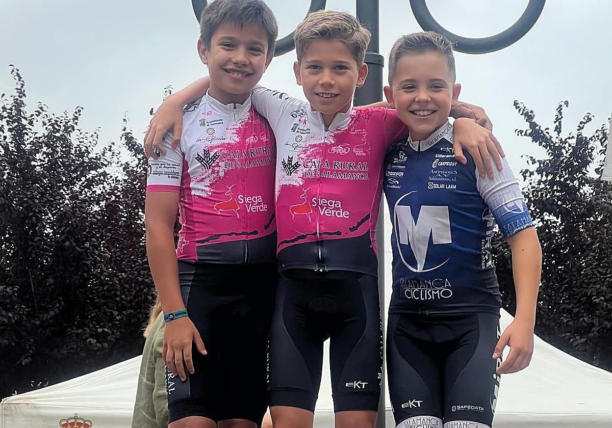 Enzo García y David Sánchez, del Caja Rural-Siega Verde, en el podium de Benavente.
