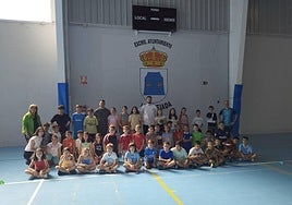 La concejala Soraya San Juan con los niños del campamento.