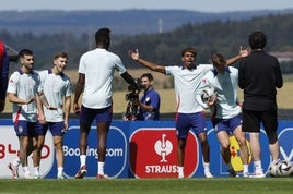 Los jugadores de la selección española de fútbol durante el entrenamiento del combinado este lunes en Donaueschingen (Alemania), en la víspera de su partido de semifinales de UEFA Eurocopa 2024 contra Francia