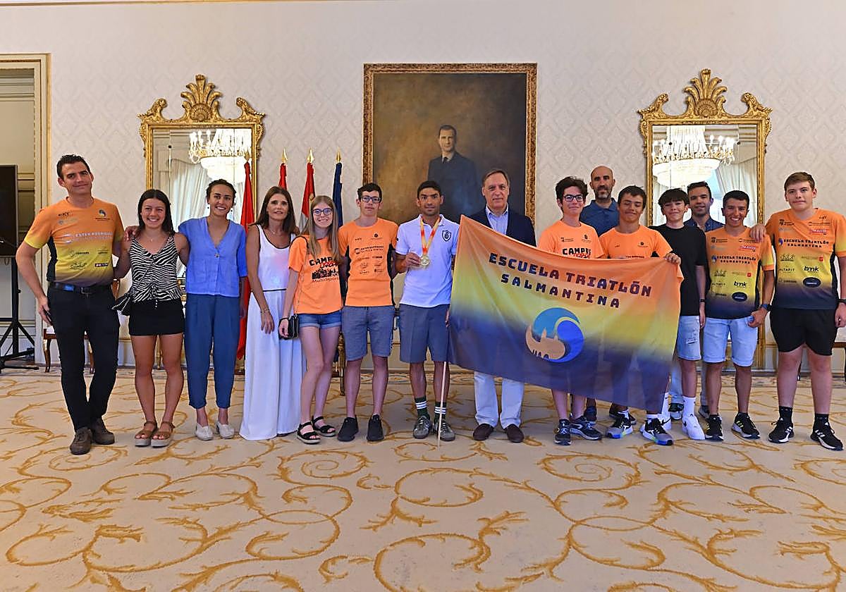 Recibimiento del alcalde de Salamanca a Alberto Bravo y a los integrantes de la Escuela de Triatlón Salmantina.
