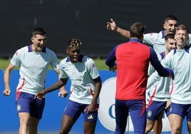 Vivian, Nico, Ferran, Baena y Olmo bromean en la sesión de trabajo de ayer previa a la semifinal