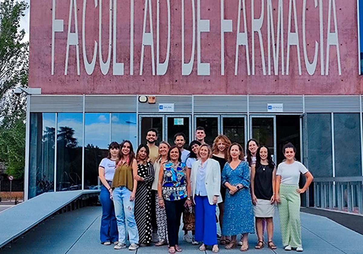 La catedrática Concha Gil y el grupo de investigación en la Universidad Complutense de Madrid.