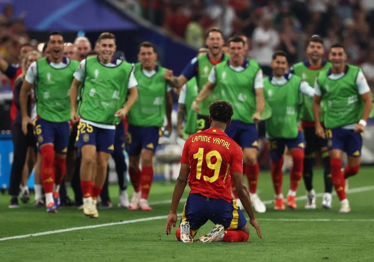 Lamine Yamal celebra su gol ante Francia con el banquillo de la selección española