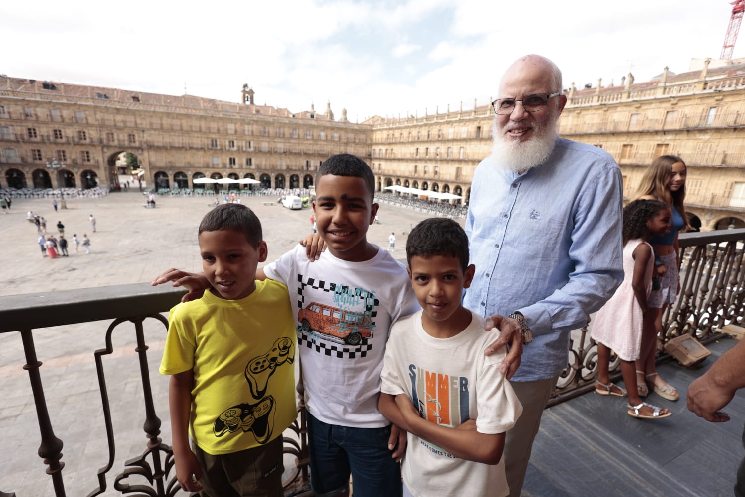 Carbayo recibe a los niños saharauis, en imágenes