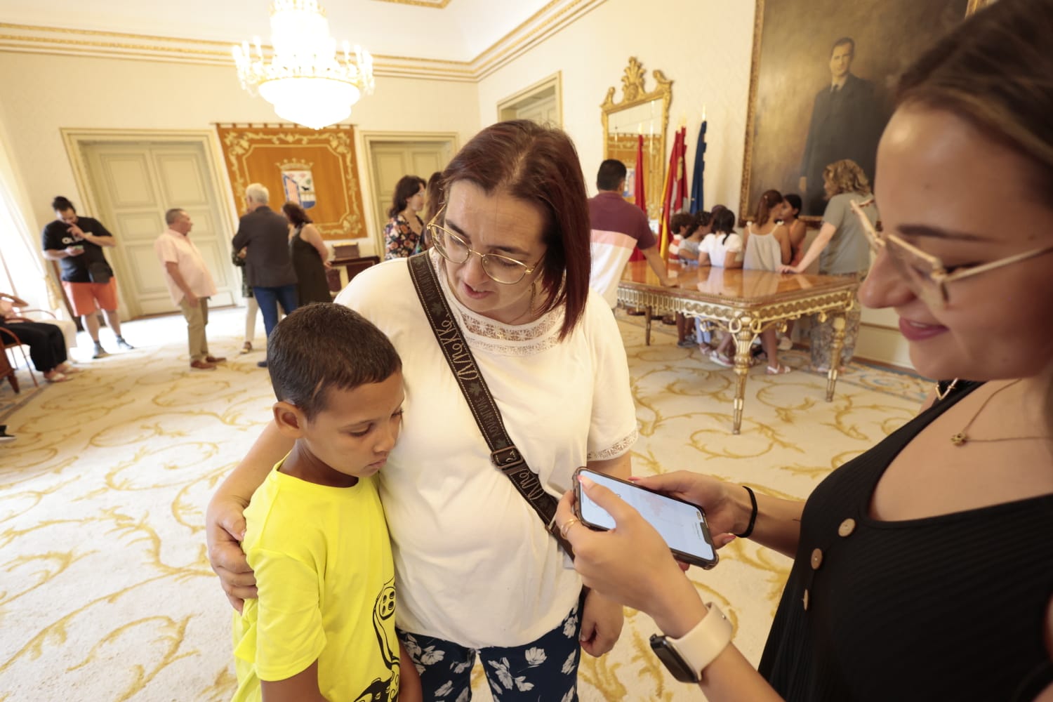 Carbayo recibe a los niños saharauis, en imágenes