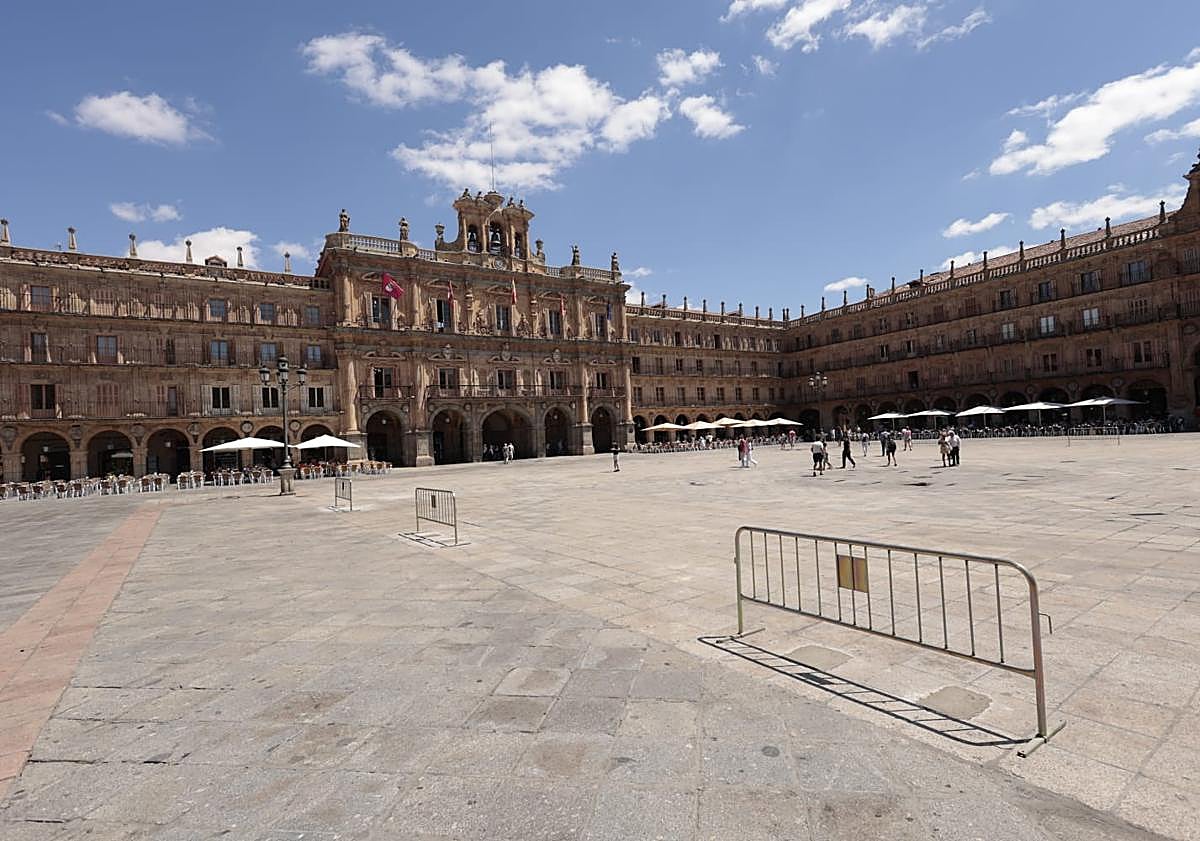 Imagen principal - Preparación de la Plaza Mayor para el partido
