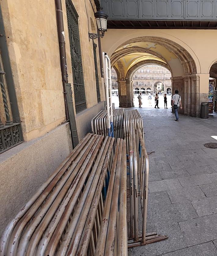 Imagen secundaria 2 - Preparación de la Plaza Mayor para el partido