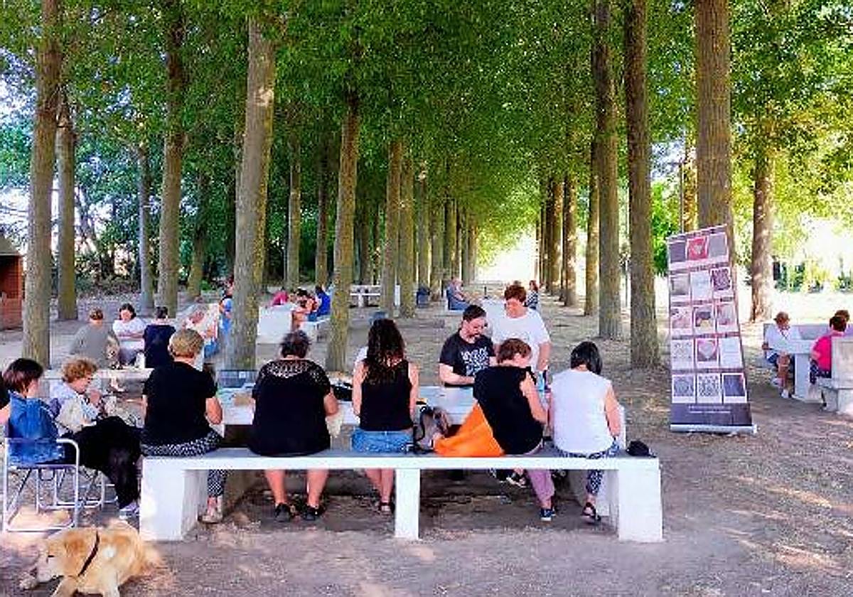 Participantes en uno de los talleres de bordados 'Al fresco', en una edición anterior.