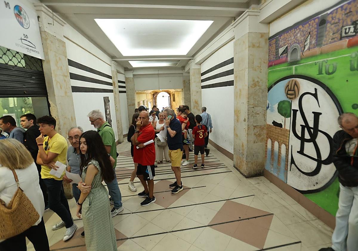 Colas en la boutique del Salamanca CF UDS