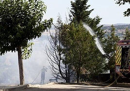 Los bomberos tratan de apagar el incendio en Cabrerizos.