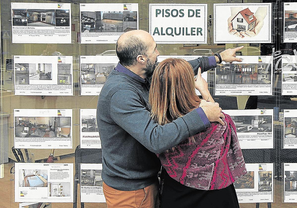 Un escaparate de una inmobiliaria con pisos en alquiler.