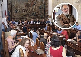 Imagen del último consejo de Gobierno, y en el detalle, Salvador Rus Rufino.